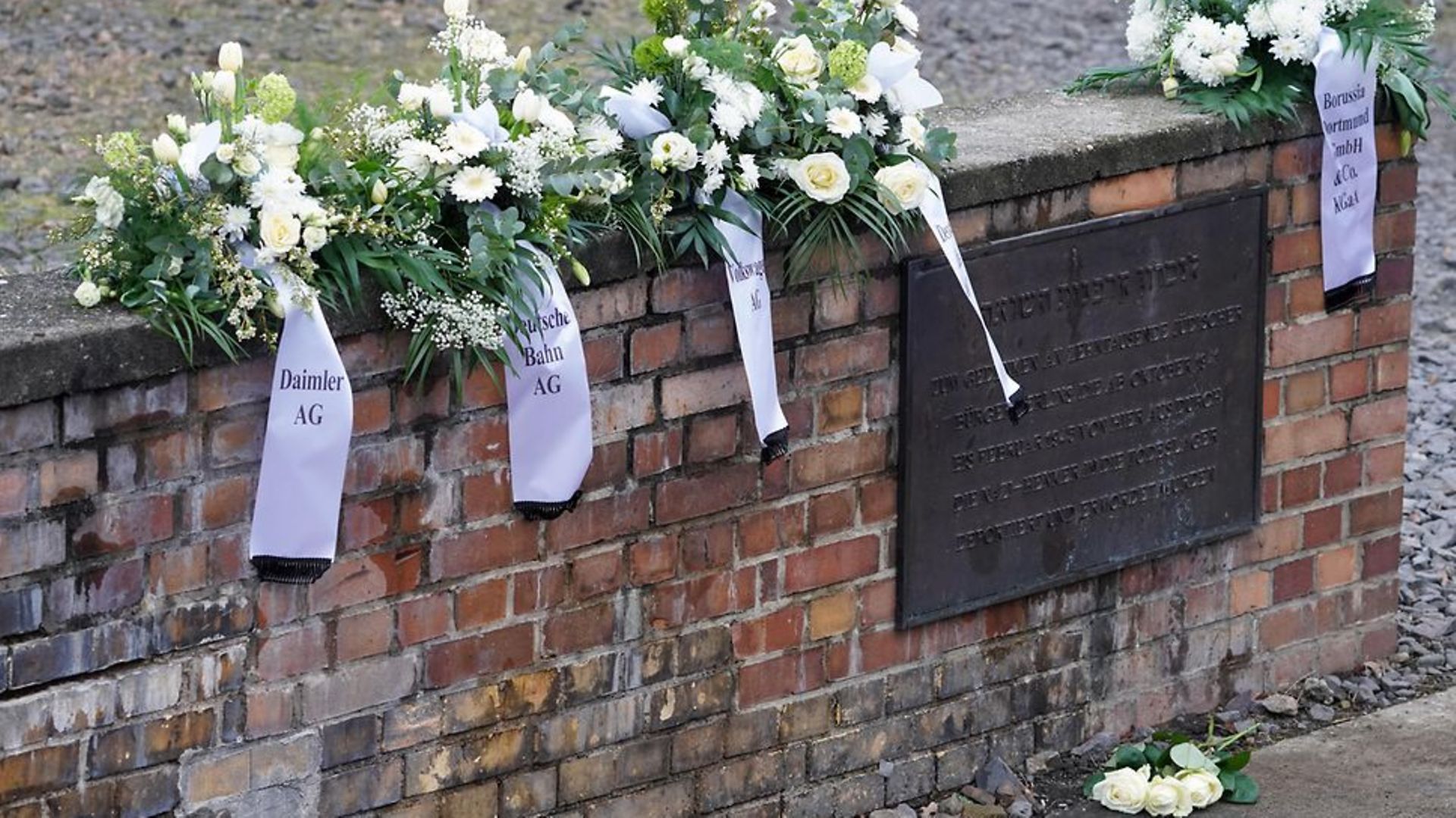 Blumenkränze abgelegt am Mahnmal "Gleis 17"