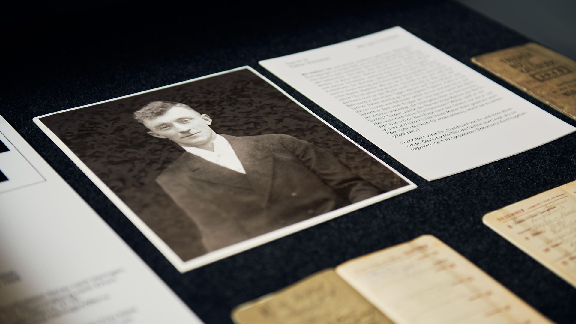 Alte Dokumente von Fritz Kittel in einem Glaskasten