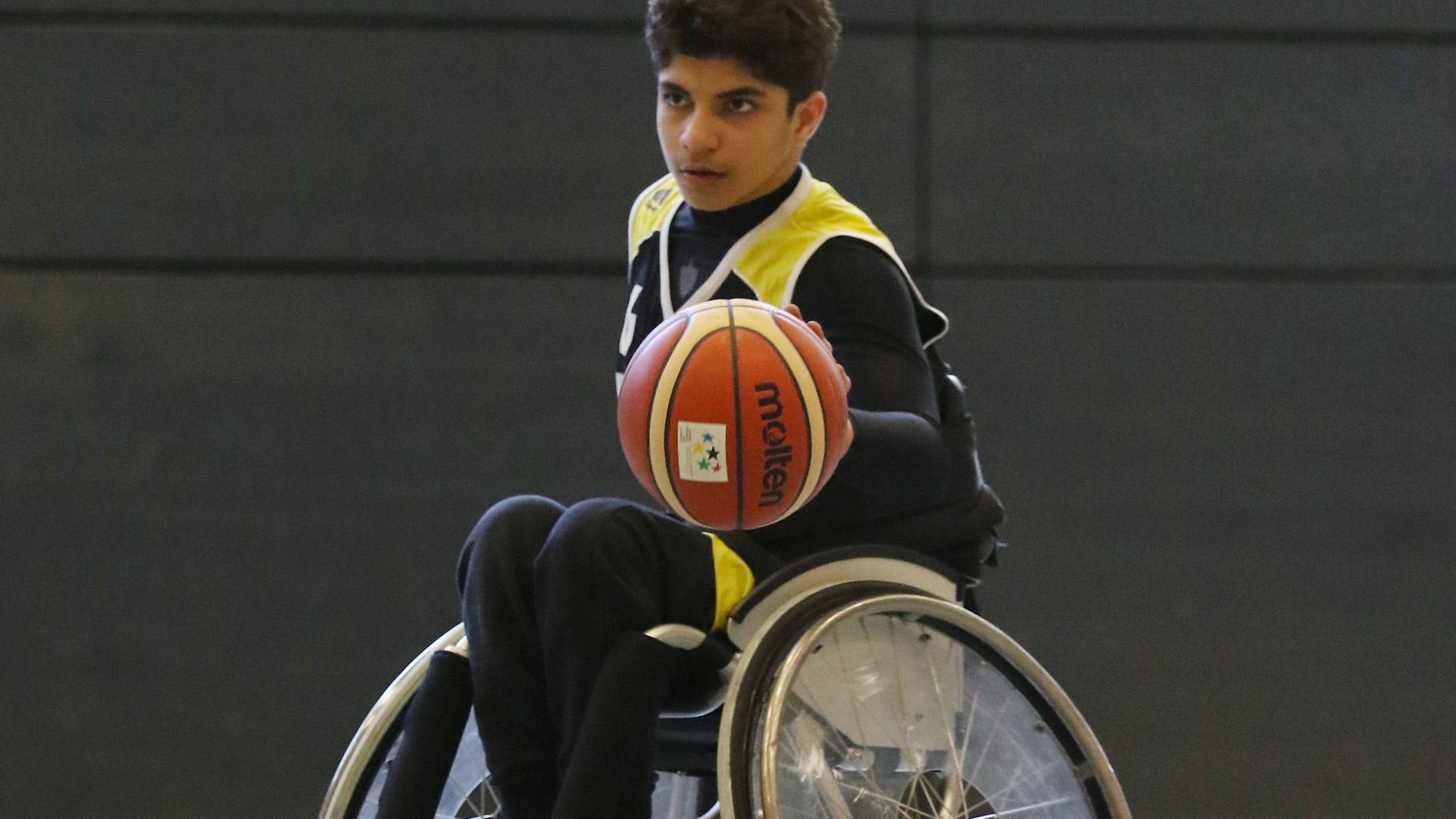 Ein junger Basketballspieler im Rollstuhl bei „Jugend trainiert für Olympia und Paralympics“ 