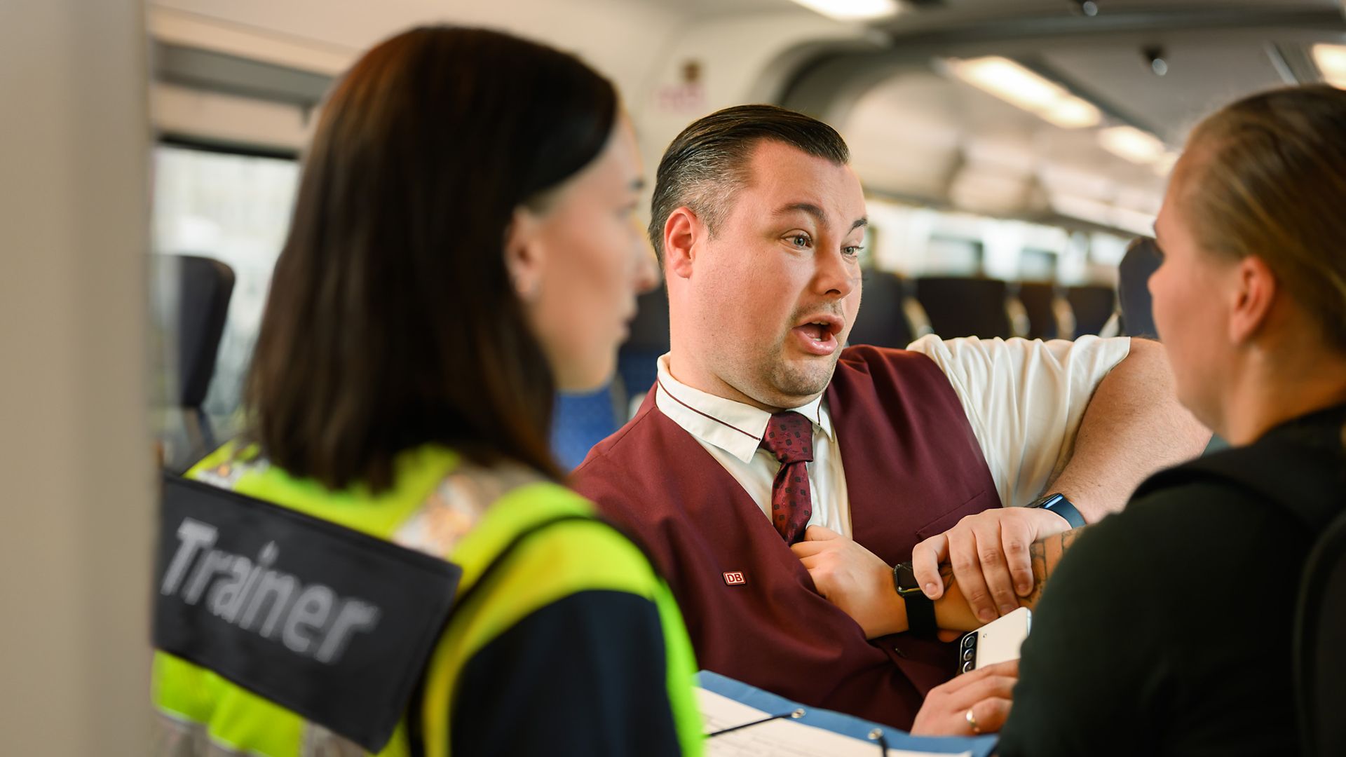 DB-Mitarbeiter beim Deeskalationstraining im Zug
