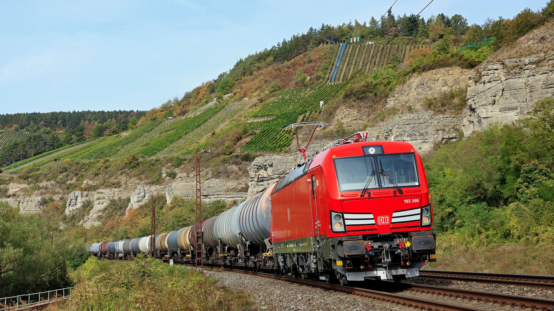 DB Cargo mit einer Vectron Baureihe 193 bei der Traktion eines Kesselwagenzuges im Maintal