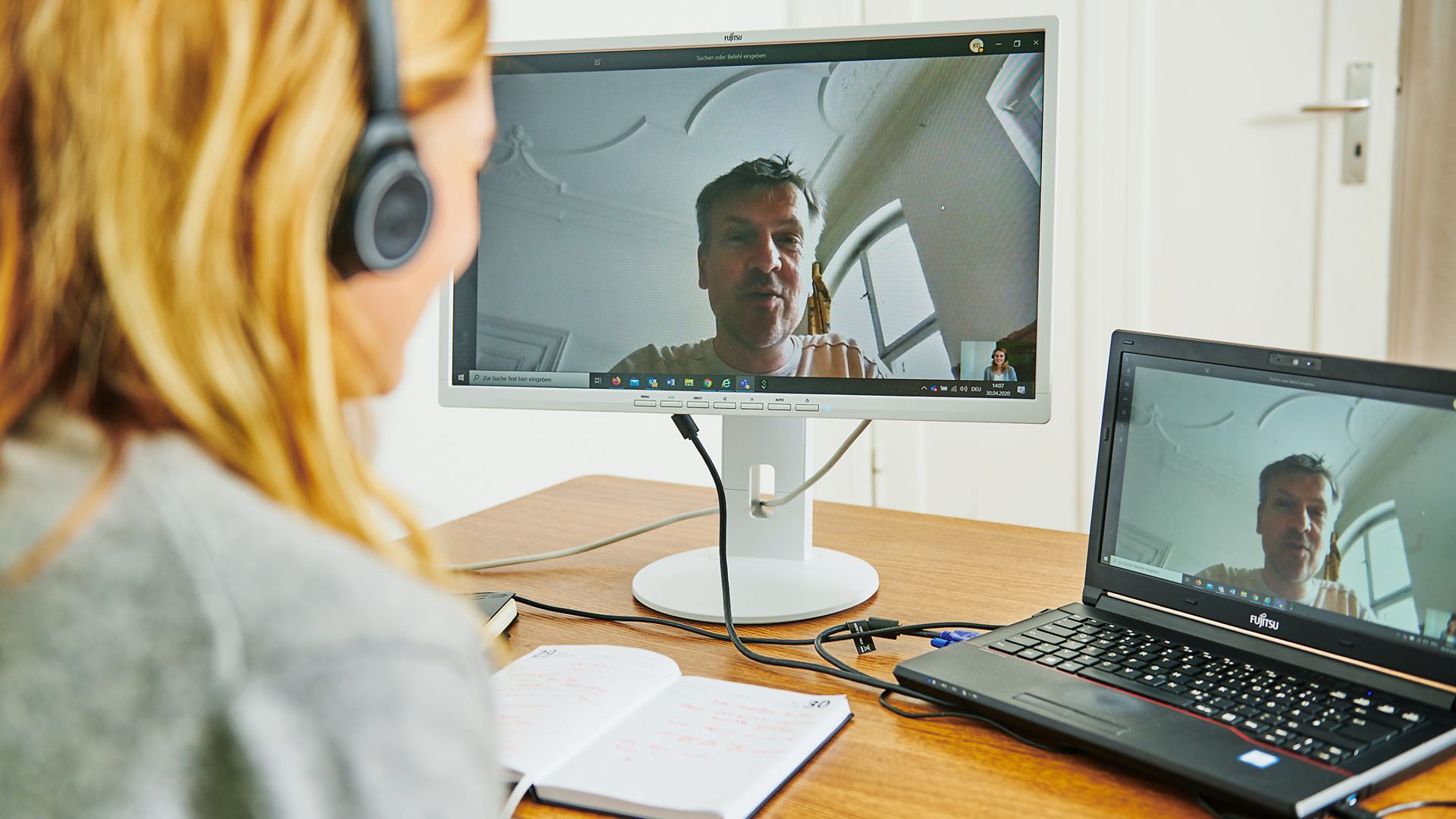 Eine Frau arbeitet an ihrem Laptop im Homeoffice.