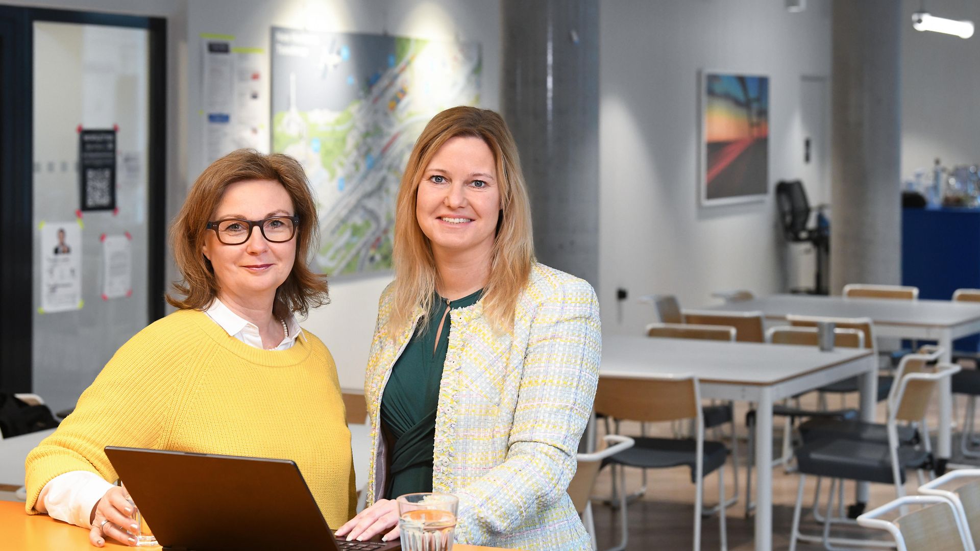 Zwei Frauen im Büro
