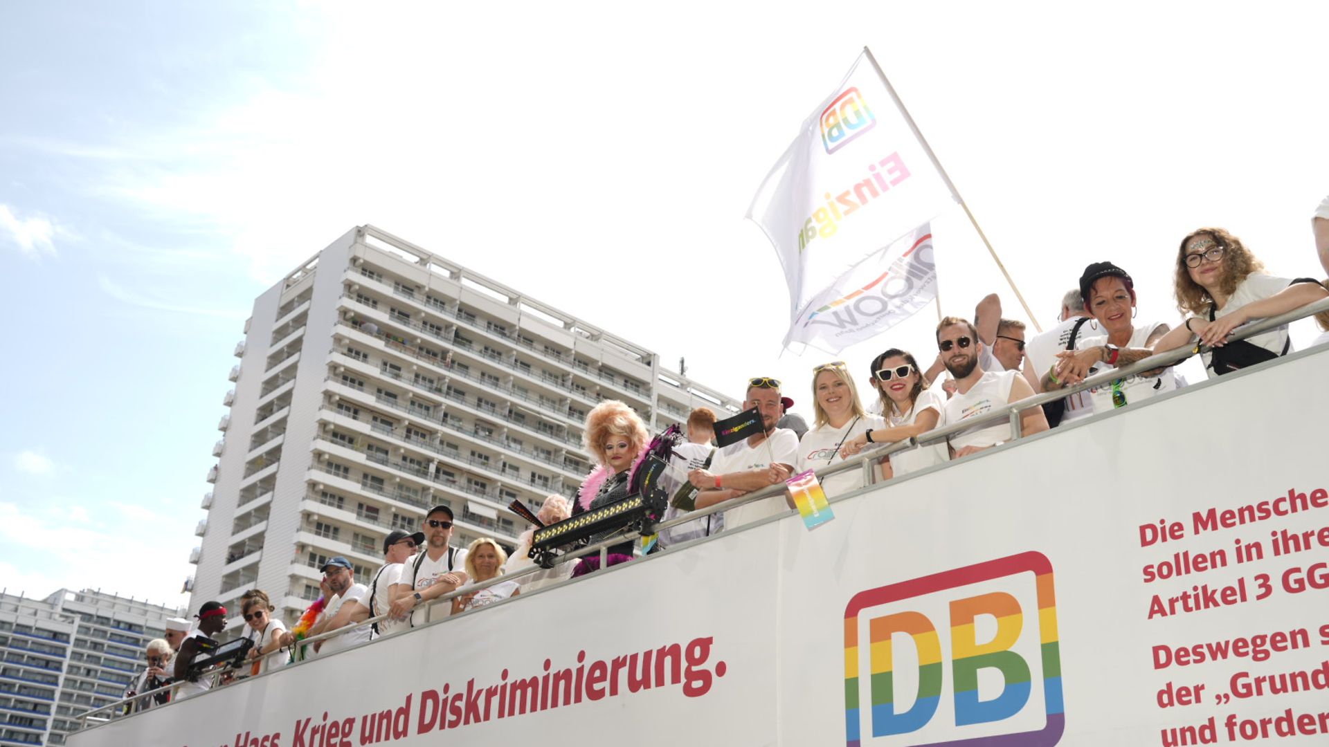 Der Wagen der Deutschen Bahn beim Christopher Street Day in Berlin 2022