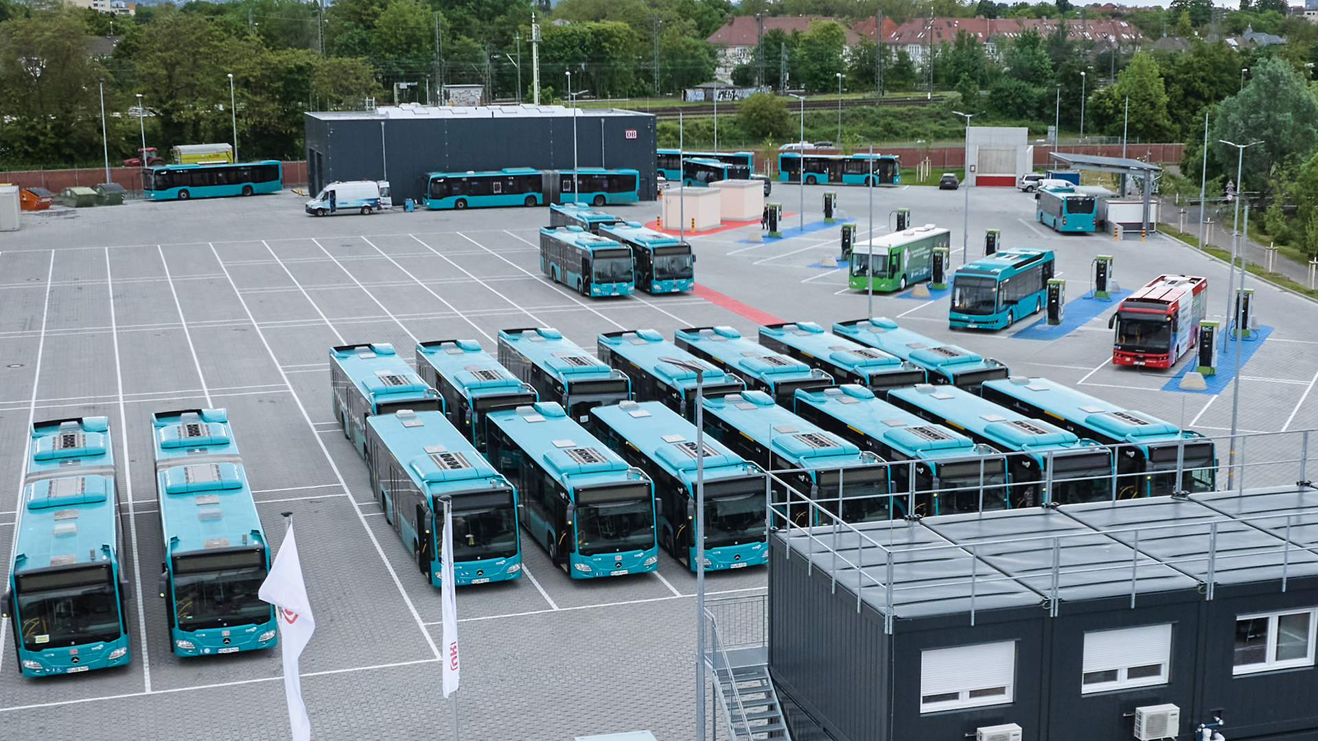 Busbetriebshof mit mehreren parkenden Bussen