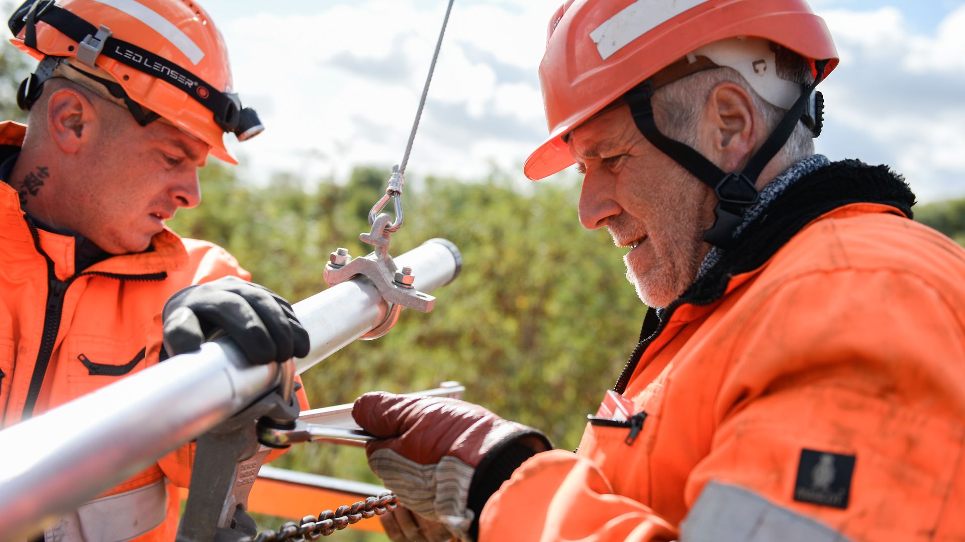 Zwei Mitarbeiter am Gleis bei Oberleitungsarbeiten