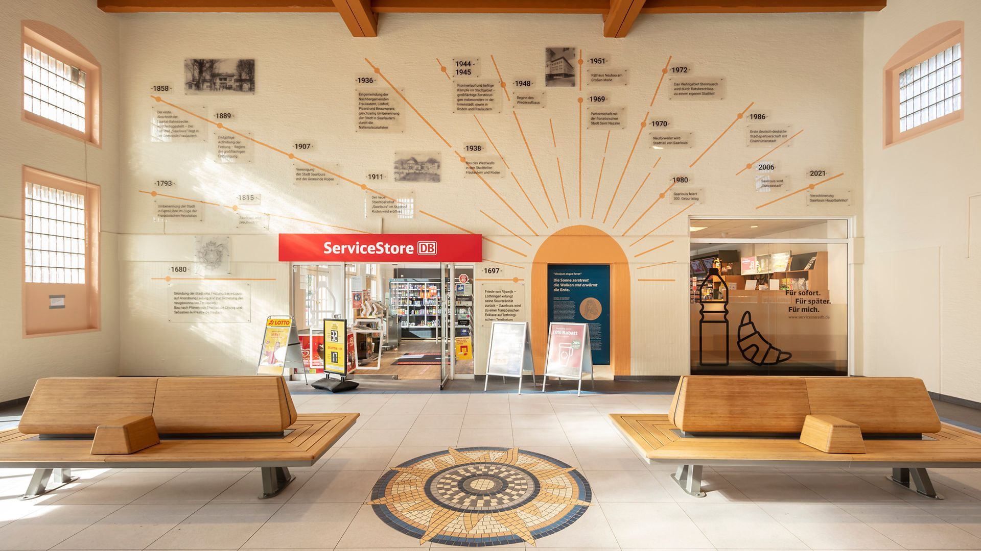 Wandgestaltung in der Bahnhofshalle im Hauptbahnhof Saarlouis