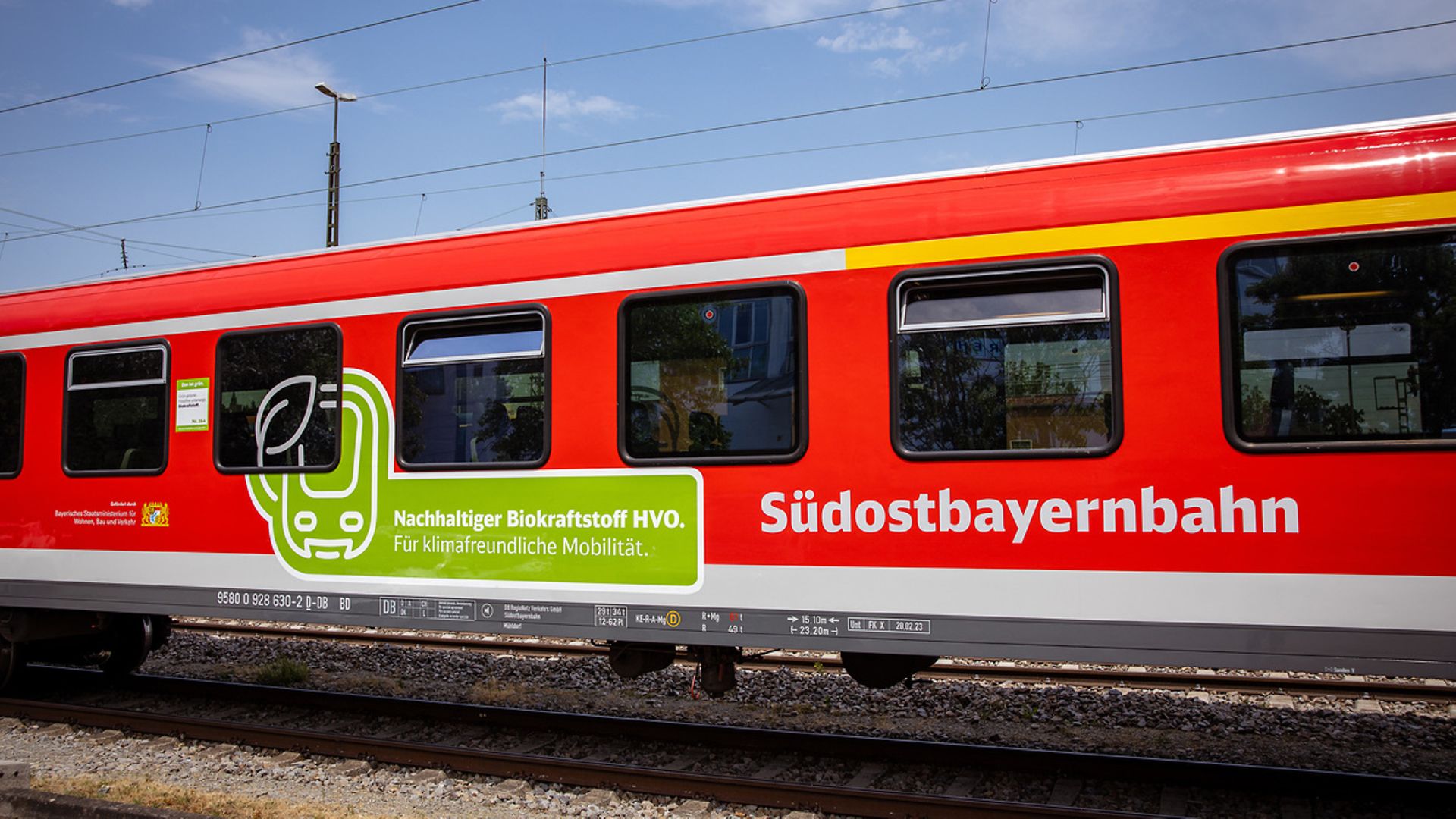 Zug der Südostbayernbahn mit Labeling der DB-Umweltmarke