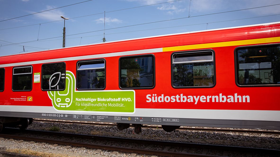 Ein Fahrzeug der Südostbayernbahn mit Biokraftstoff