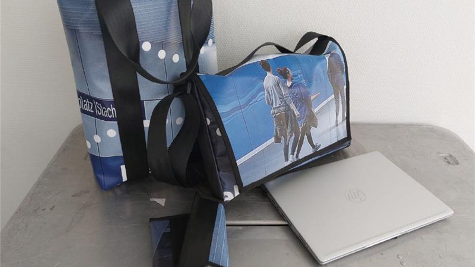 Taschen aus upgecycelten Baustellenbannern