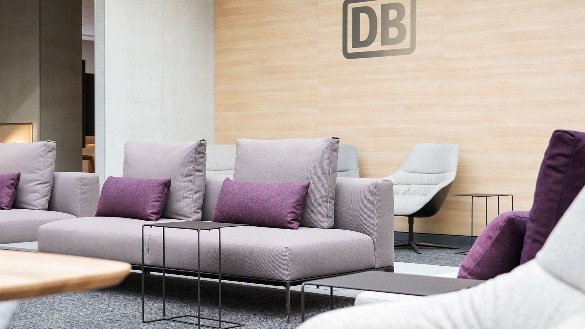 Sofa in der DB Lounge mit Sitzbezug aus Meeresplastik-Fasern