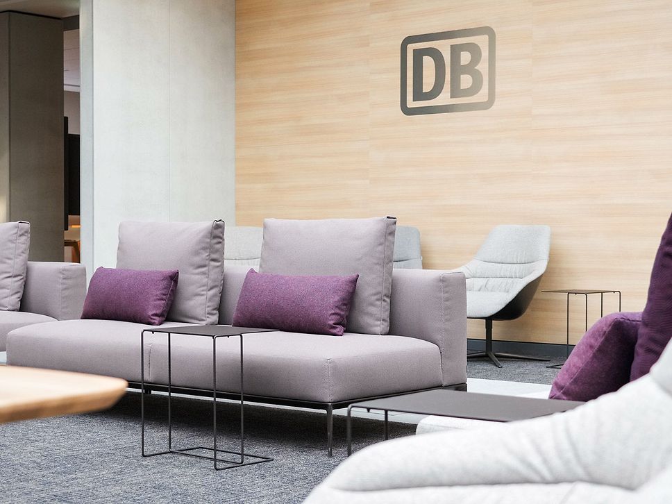 Sofa in der DB Lounge mit Sitzbezug aus Meeresplastik-Fasern