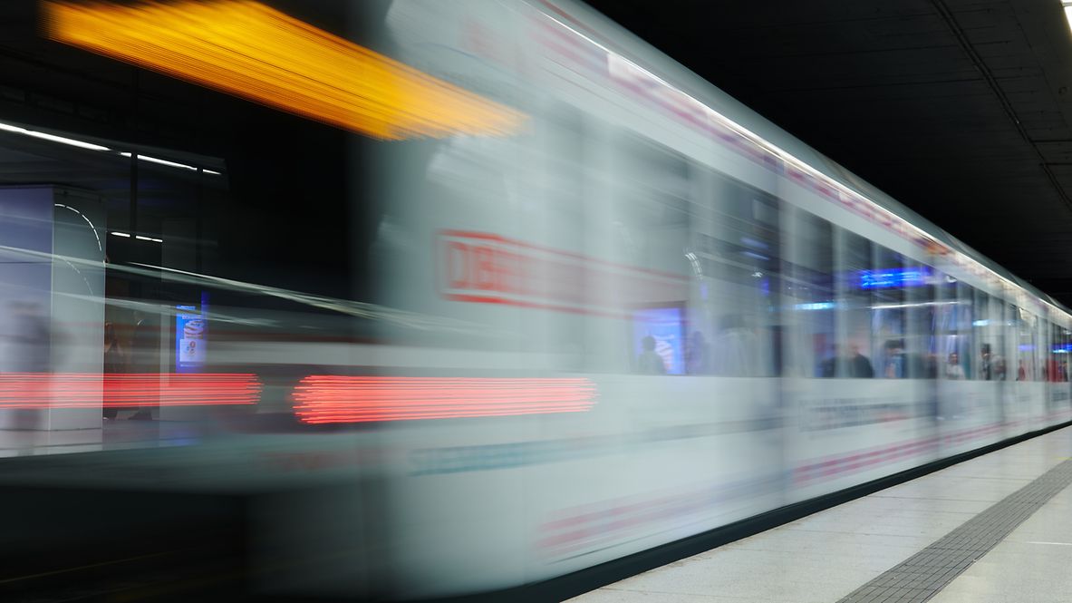 Schemenhafte Darstellung eines vorbeifahrenden Zuges