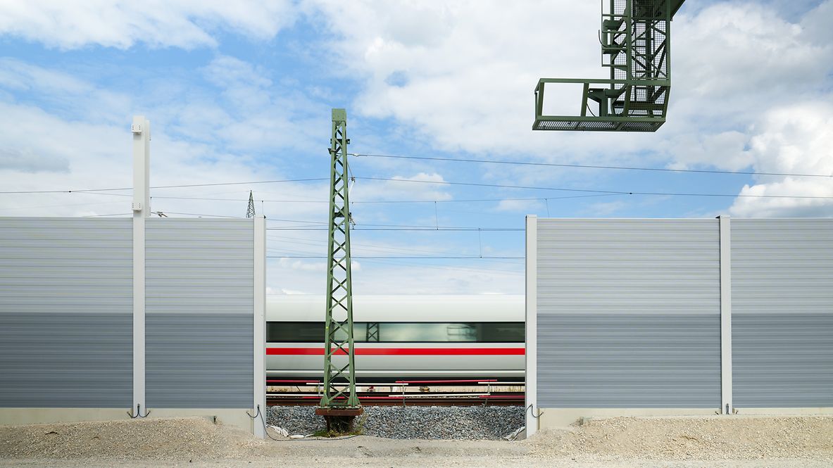 Bau von Lärmschutzwänden an Zugstrecke