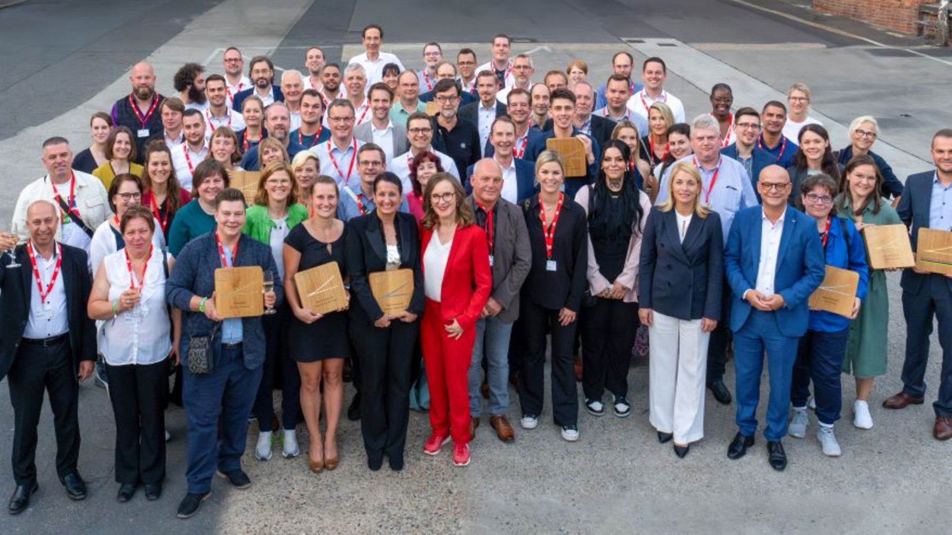 Alle Preisträgerinnen und Preisträger der DB Award-Verleihung zusammen mit den Vorständen der Deutschen Bahn