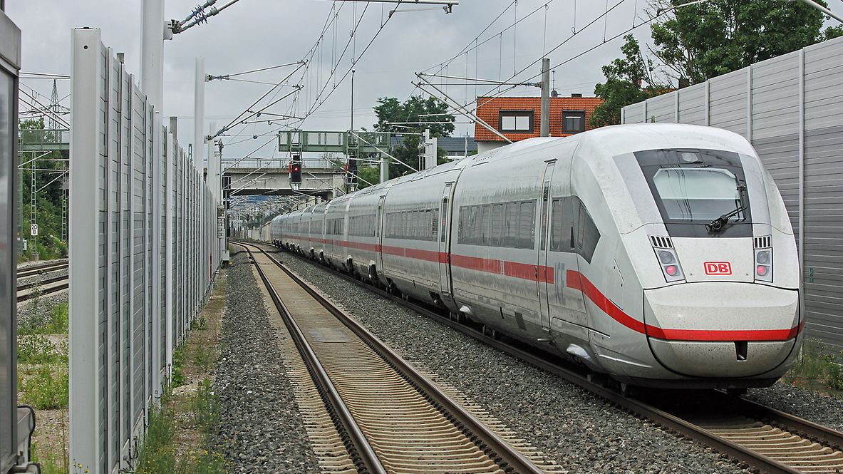 ICE 4 bei der Durchfahrt entlang von Lärmschutzwänden