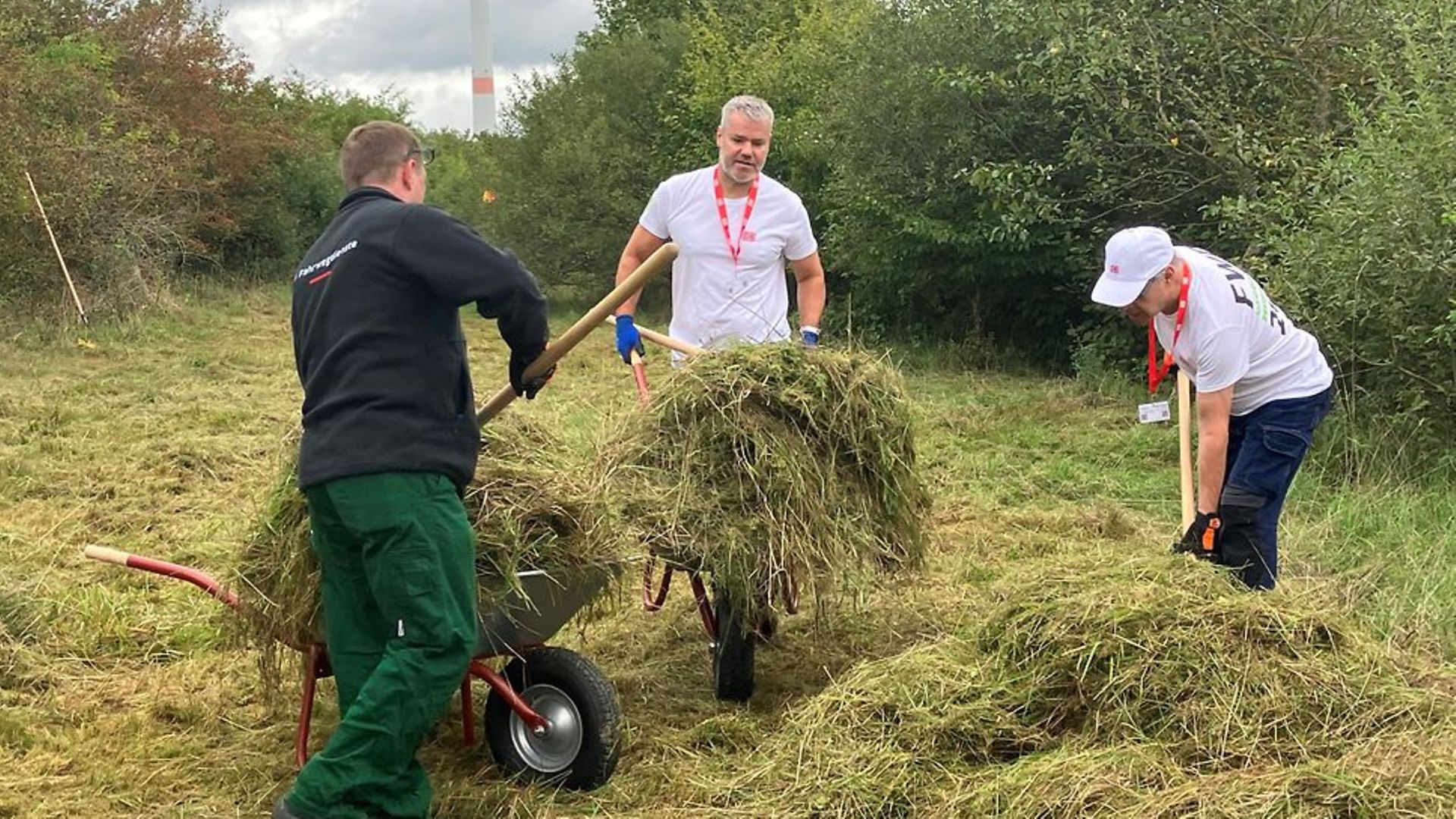 Mitarbeiter der DB Fahrwegdienste im tatkräftigen Einsatz für die Pflegemahd