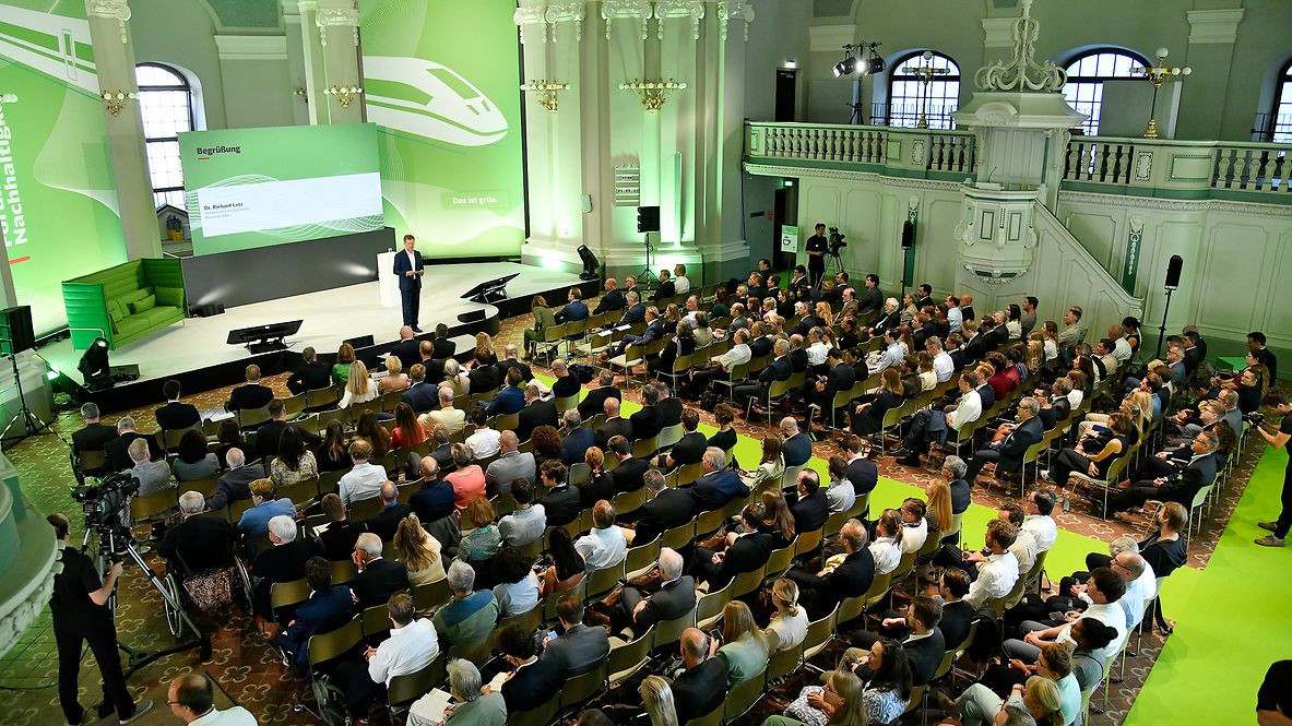 Blick in das Publikum und auf die Bühne bei dem Forum Nachhaltigkeit 