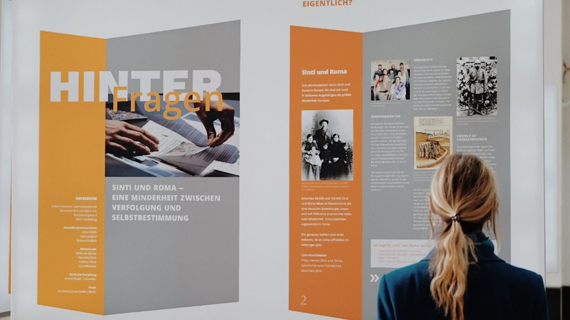 Frau vor Infopanel der Antiziganismusausstellung