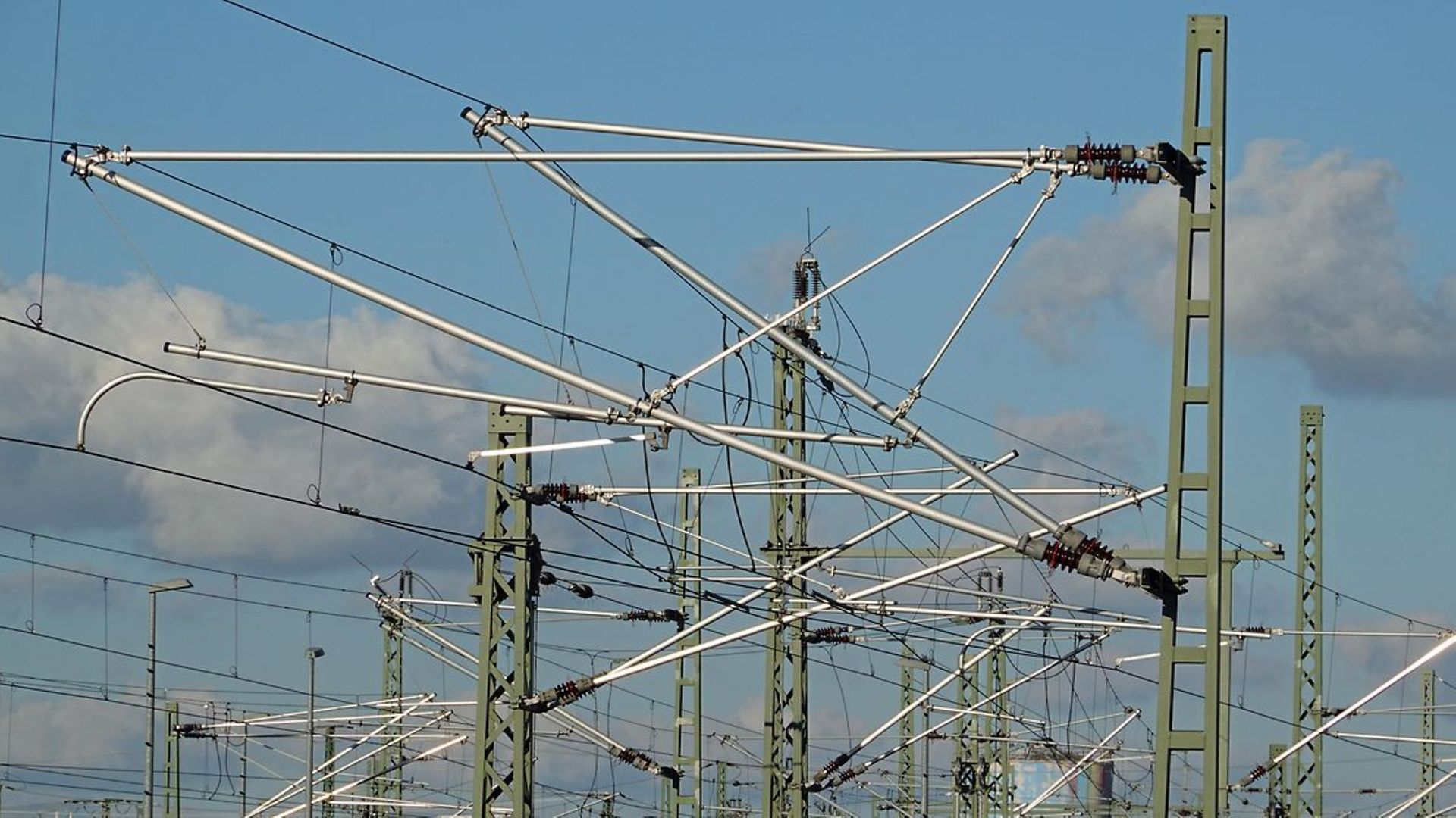 Oberleitungsmasten an Bahnstrecke