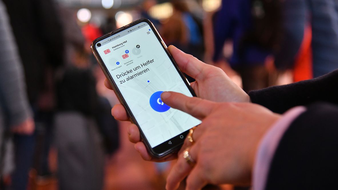 Ein Mensch nutzt die "SafeNow"-App an seinem Smartphone.