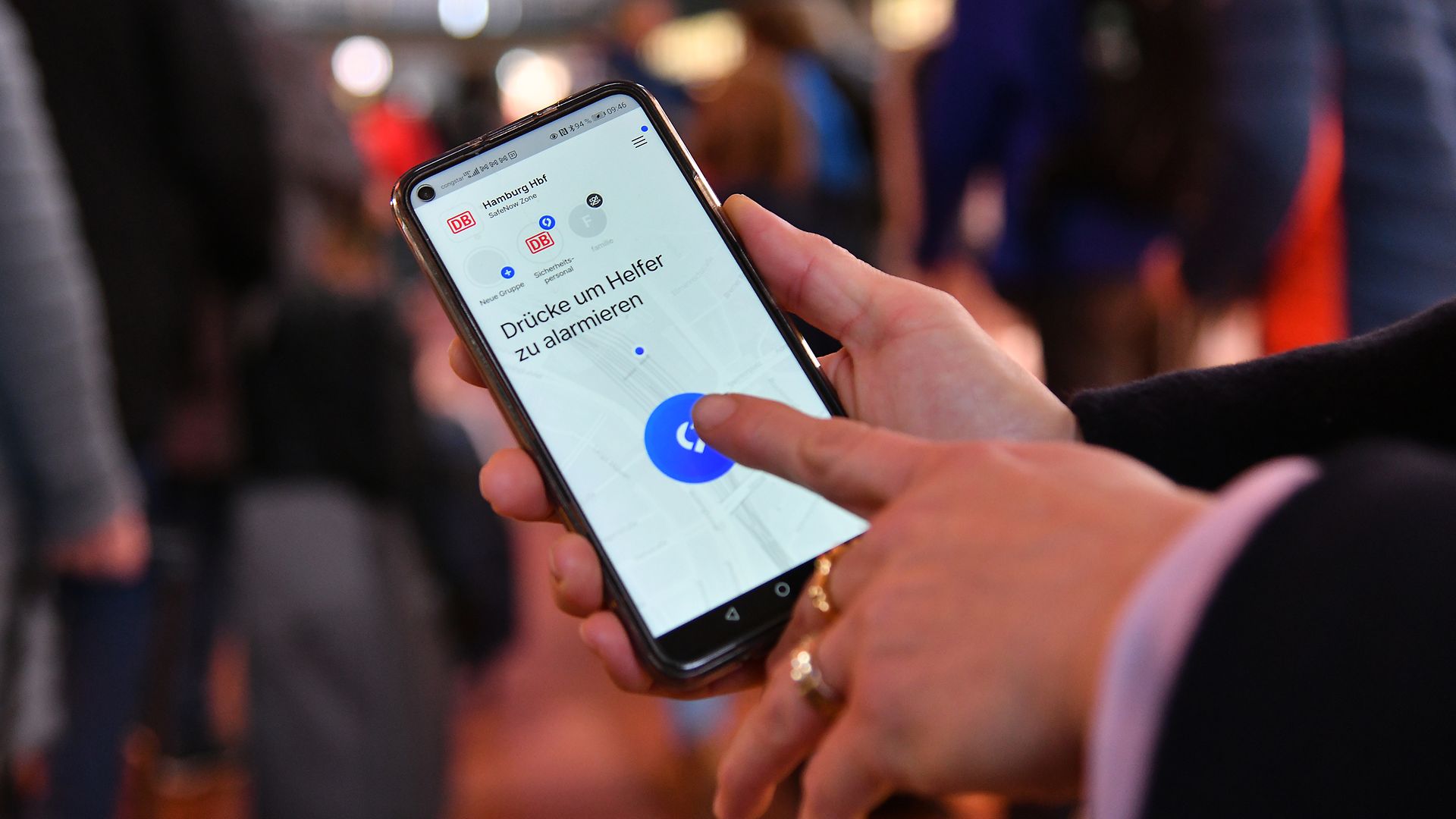 Ein Mensch nutzt die "SafeNow"-App an seinem Smartphone.