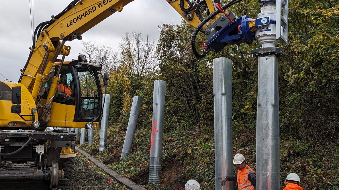 Bauarbeiter verschrauben Fundamente für Lärmschutzwände