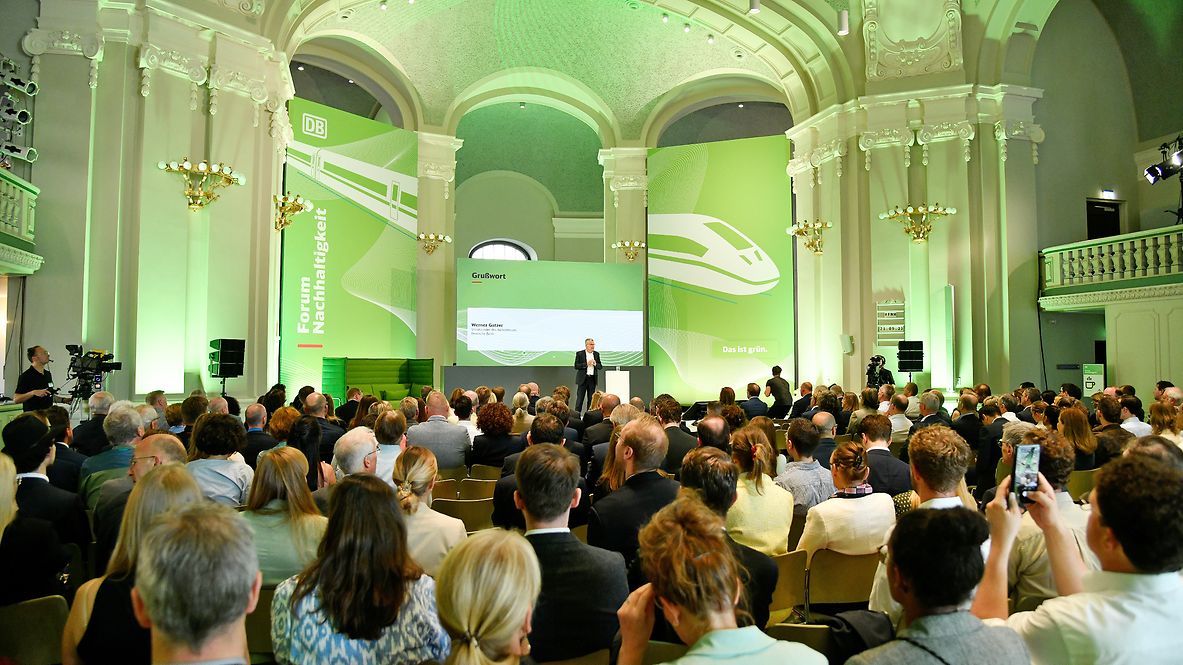 Ein gefüllter Saal beim Forum Nachhaltigkeit