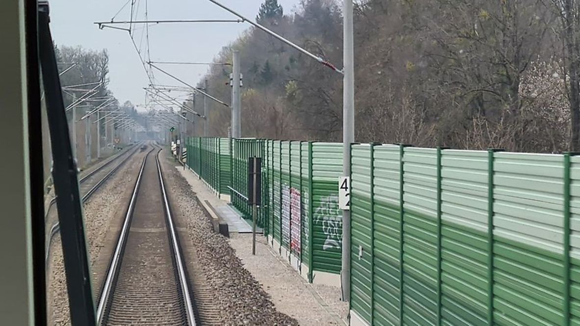 Eine Lärmschutzwand bei München Rosenheim-Kufstein