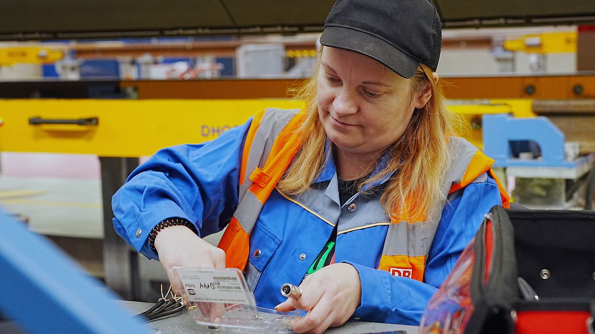 Elektrikerin aus der Ukraine im ICE-Werk Berlin-Rummelsburg