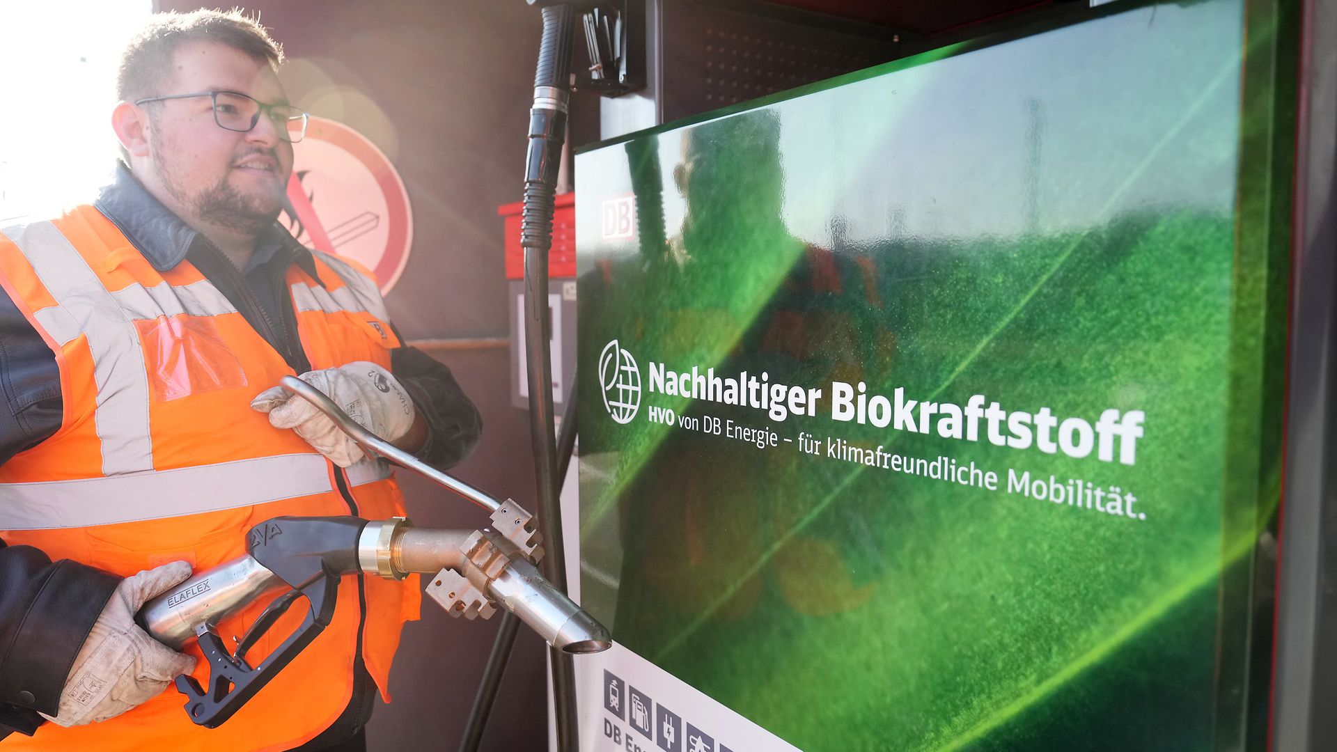 Mann bedient DB Biokraftstoff Tanksäule
