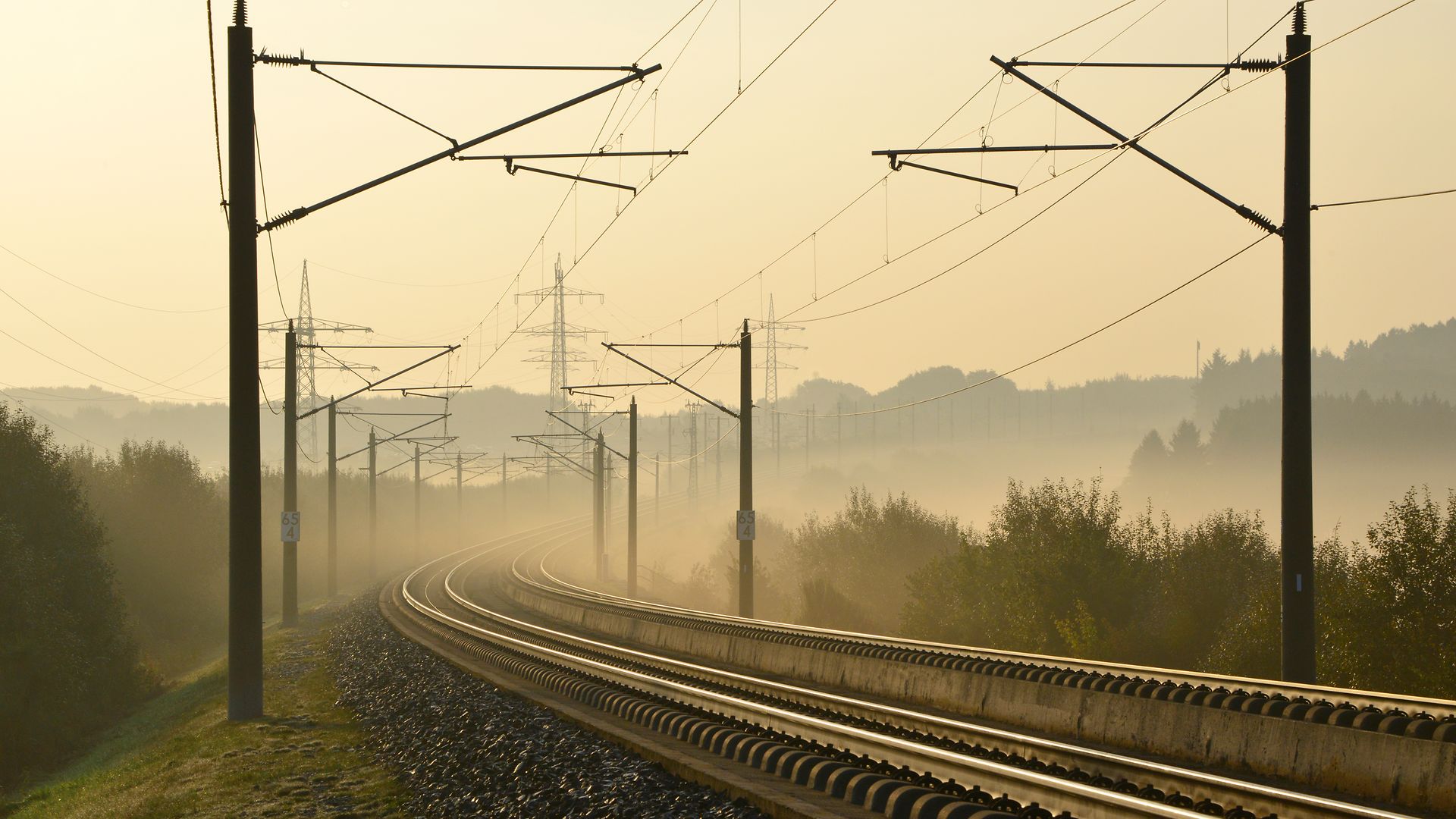 Bahnstrecke im Nebel