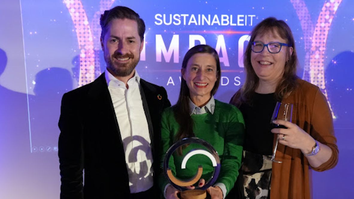 Die Preistraeger der Deutschen Bahn auf der Buehne mit dem SustainableIT Impact award