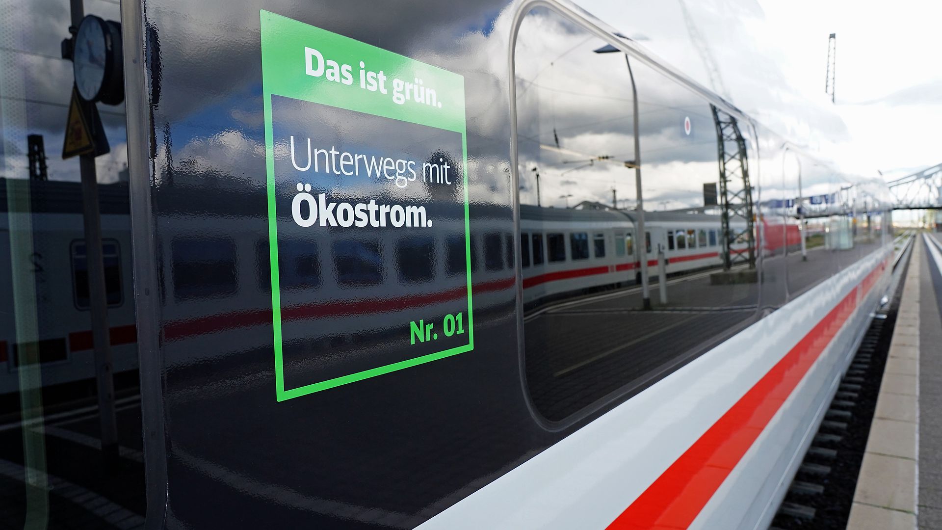 Ein ICE von außen mit Botschaft 100 Prozent Ökostrom