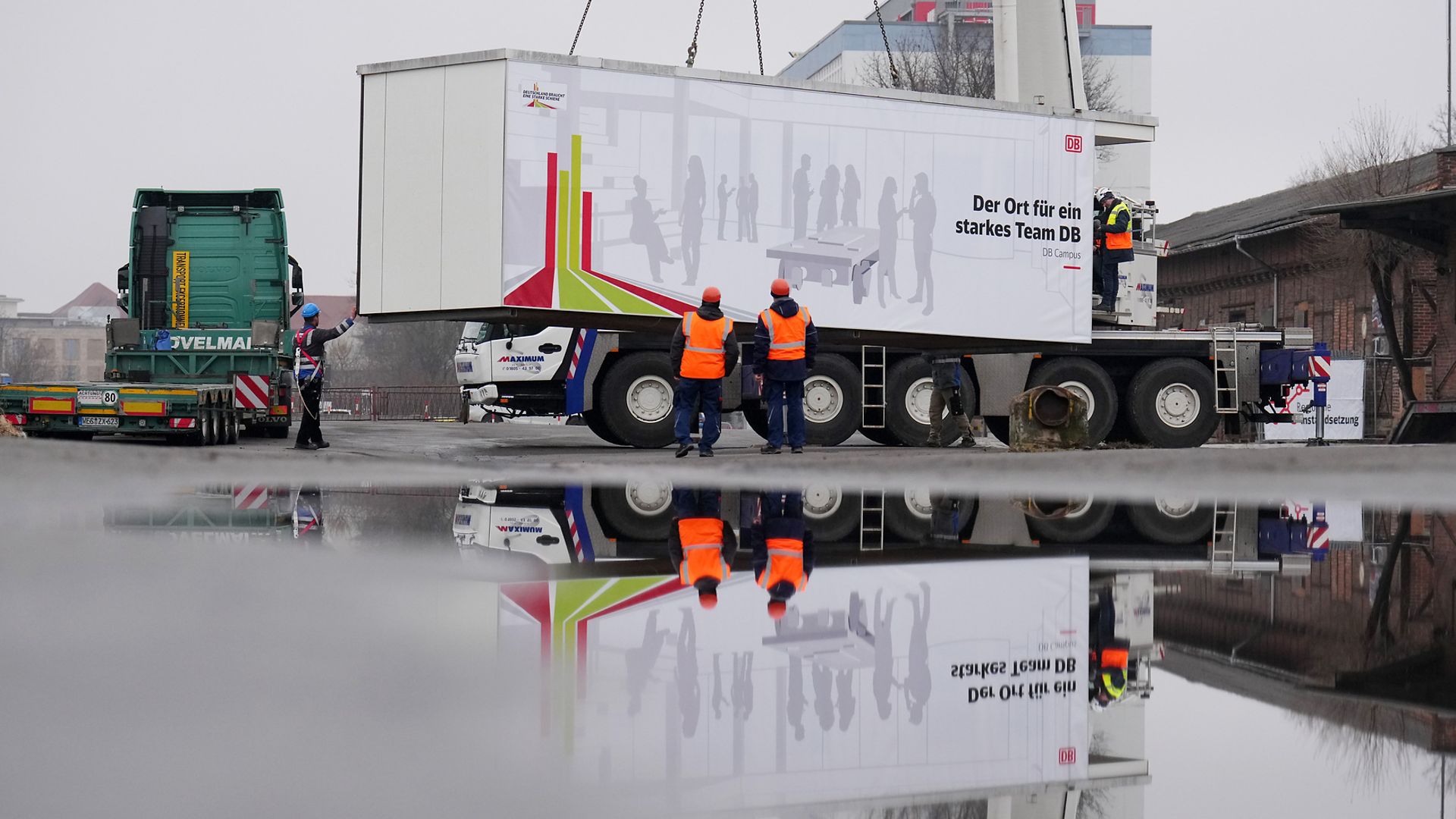 Ein Container für den neuen DB Campus wird von einem LKW abgeladen