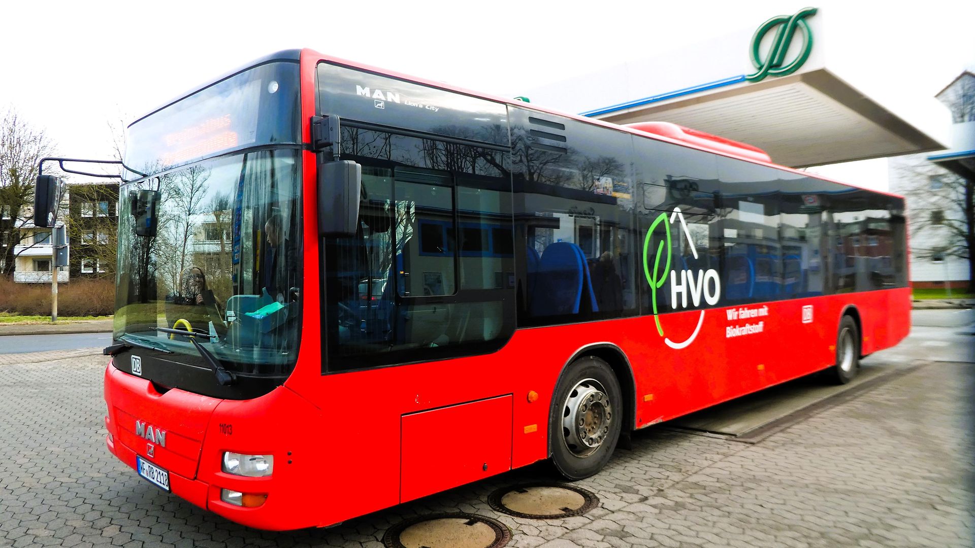 Roter Bus mit HVO-Logo auf einem Parkplatz