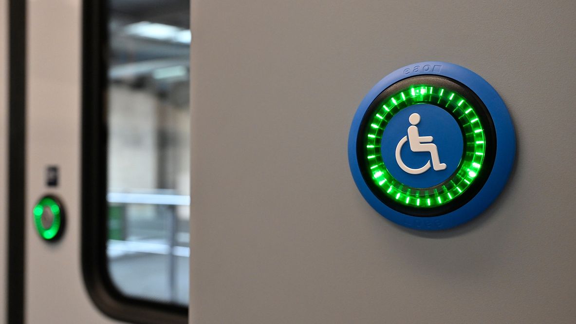 Blauer Taster mit einer Abbildung eines Rollstuhls im Zug 