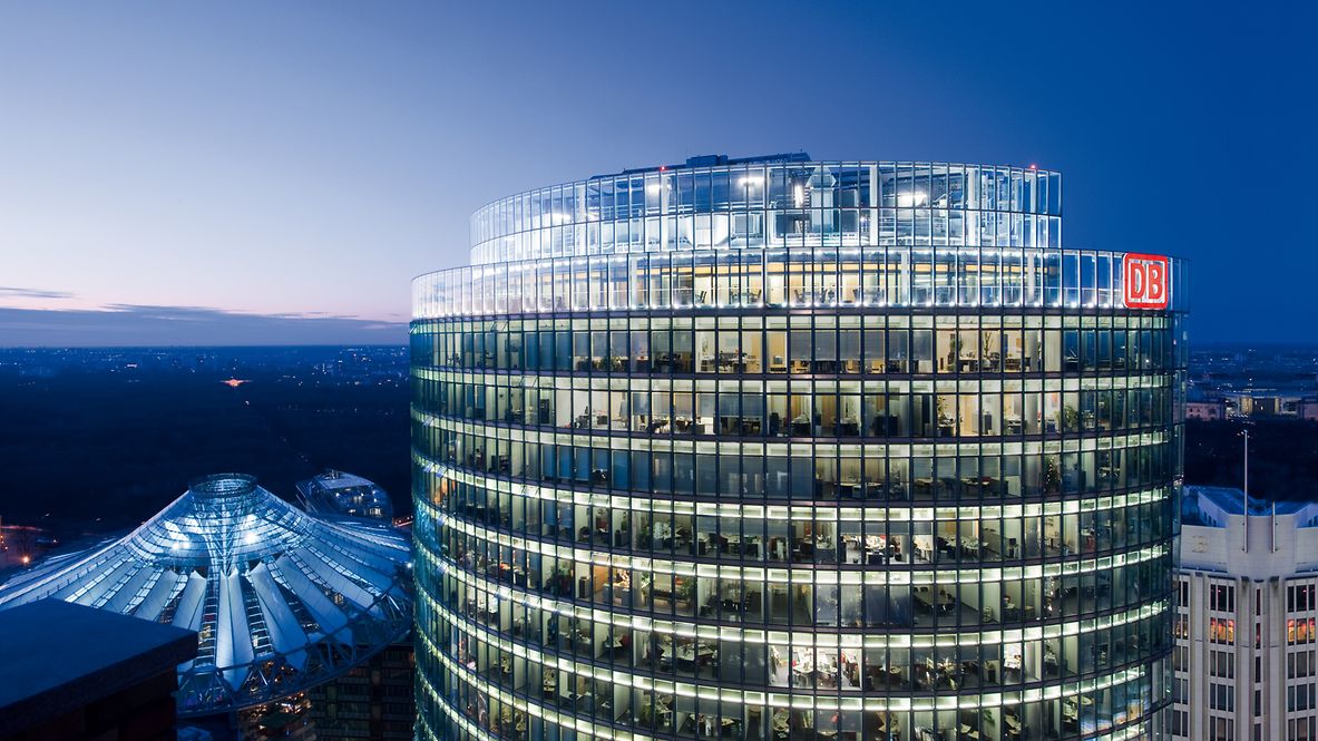 Der Bahn Tower am Potsdamer Platz in Berlin bei Nacht