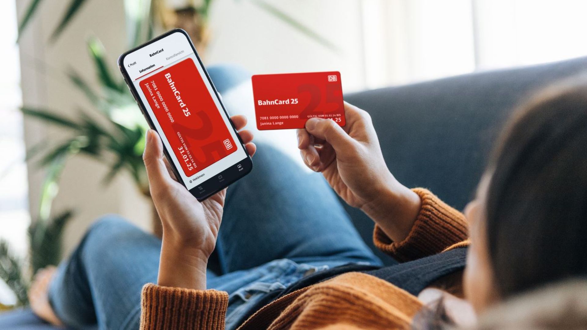 Eine Kundin hält ein Smartphone mit digitaler BahnCard und die analoge BahnCard in der Hand.