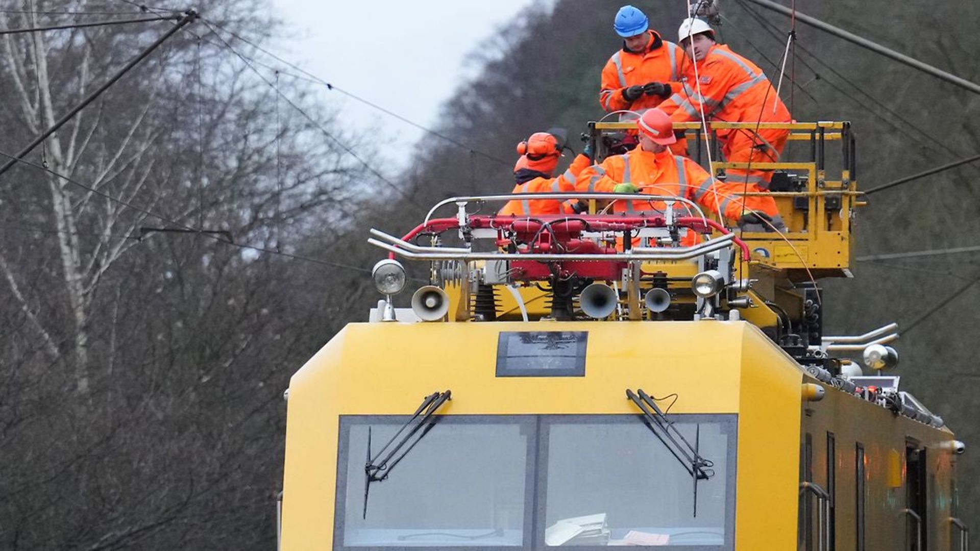 DB-Mitarbeitende nehmen Arbeiten an der Oberleitung vor.