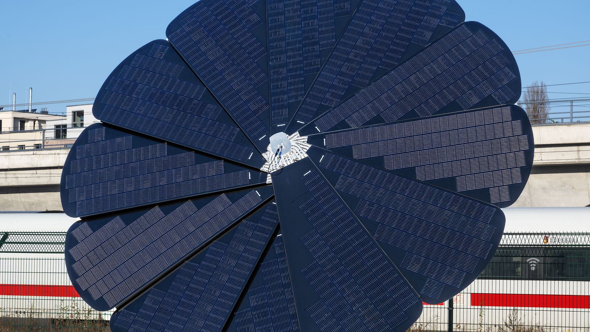Photovoltaikanlage deren Solarzellen als Blattform gestaltet und wie eine Blume angeordnet sind.
