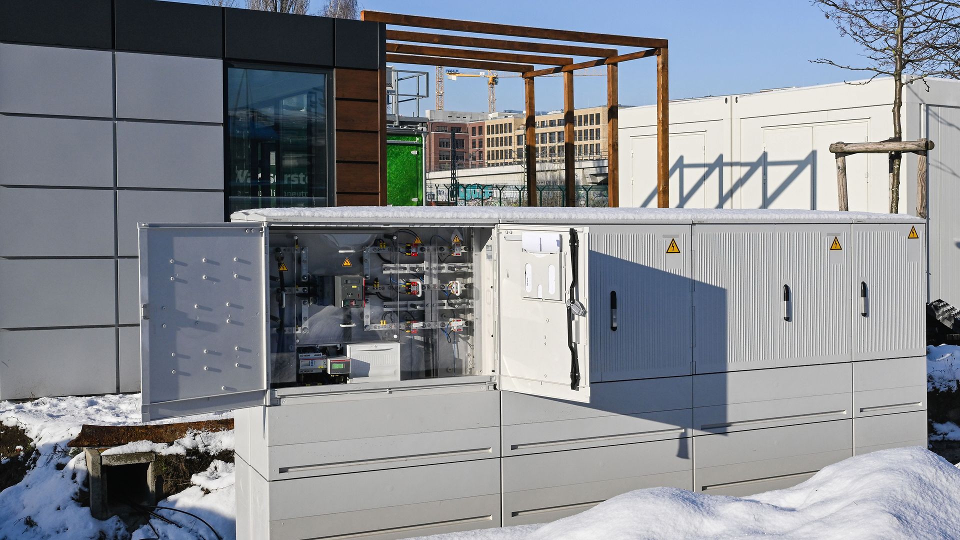 Ein geöffneter Verteilerkasten vor dem Showroom auf dem Gelände des RealLabor Energie.