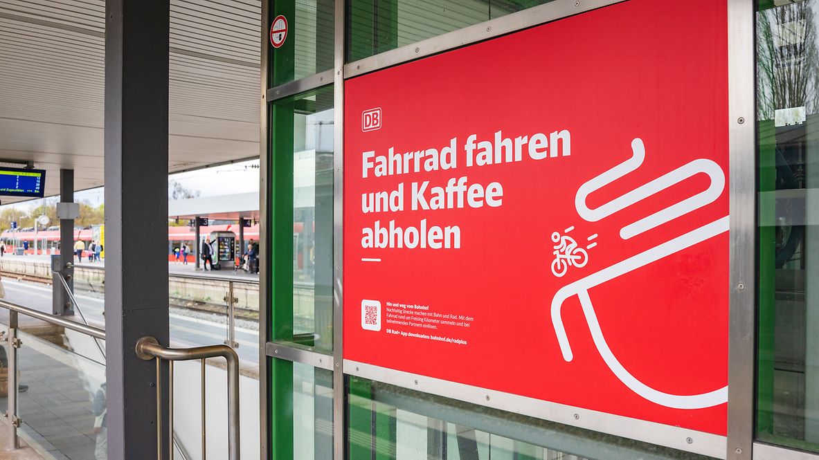 Werbung für DB Rad+ am Bahnhof in Freising