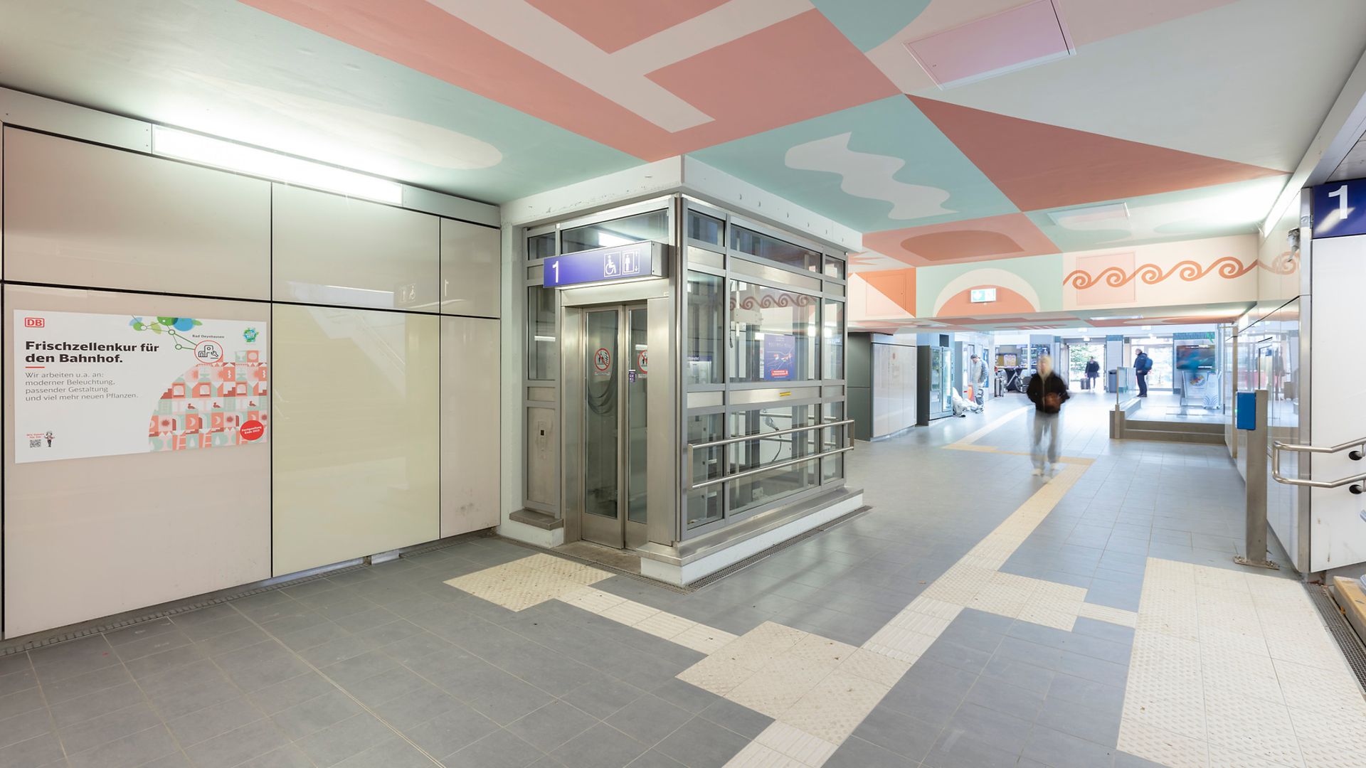 Ein Fahrstuhl und en Taktiles Leitsystem im Bahnhof in einer Personenunterführung