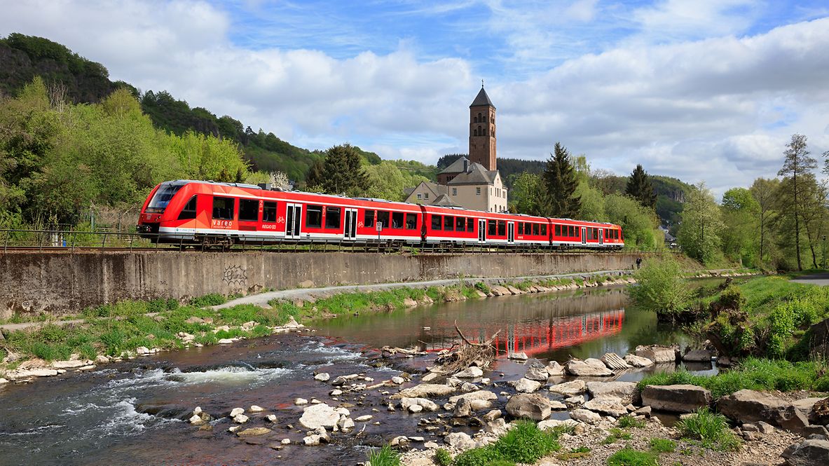 Regionalbahn fährt entlang der Eifelstrecke