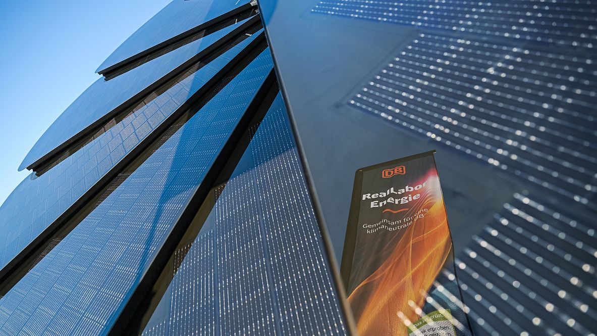 In den Rotorenblättern des Solarmovers spiegelt sich das Banner des RealLabor Energie.