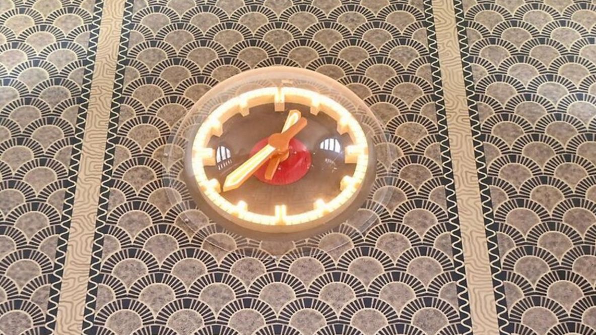 Ansicht des historischen Wandgemäldes und leuchtender Uhr im Bahnhof Oldenburg