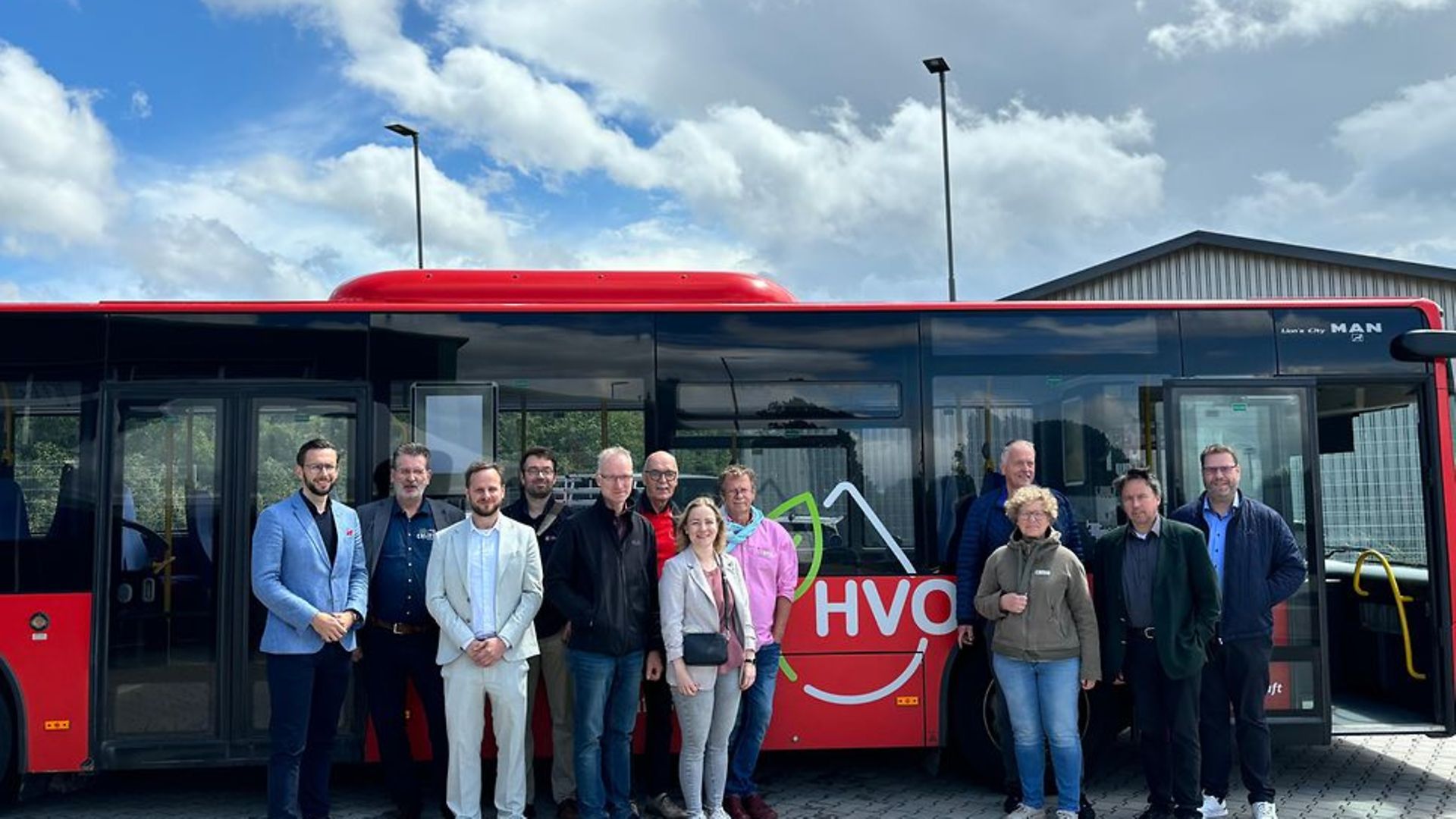 Projektbeteiligte bei der Einweihung des neuen DB Regio Standorts vor einem HVO Bus