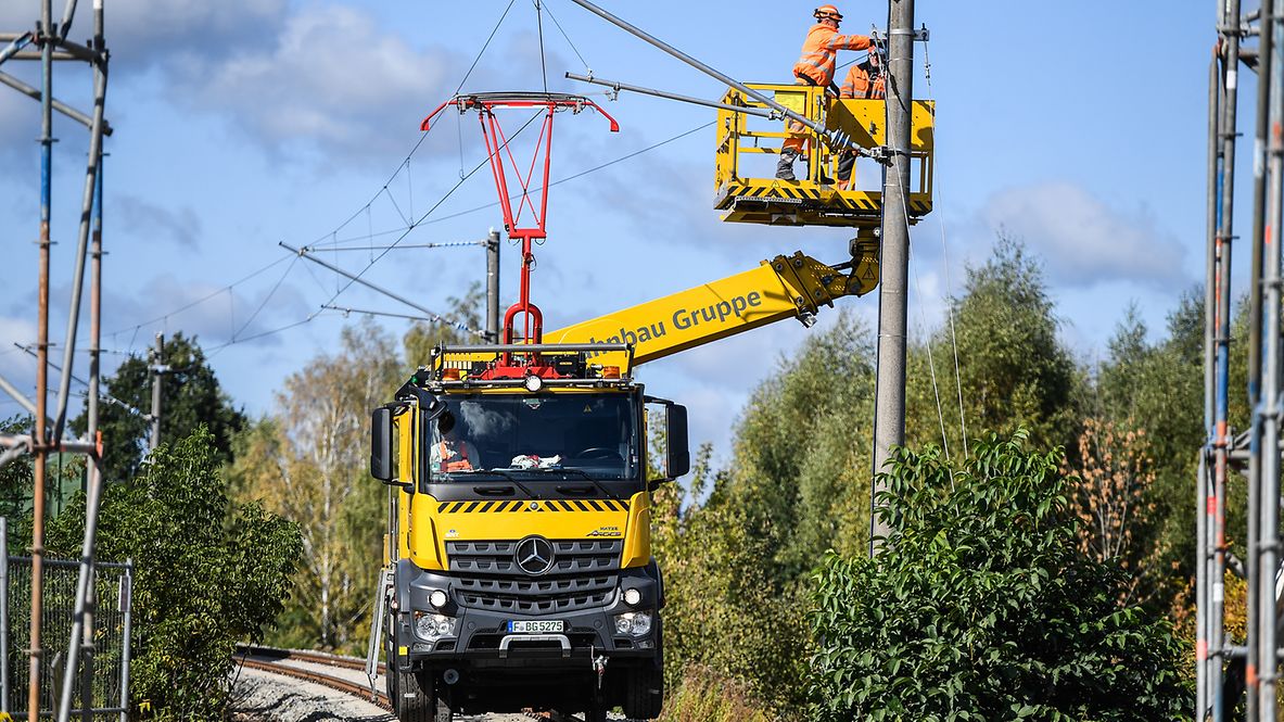 Die Bahnbau Gruppe führt Oberleitungsarbeiten durch.
