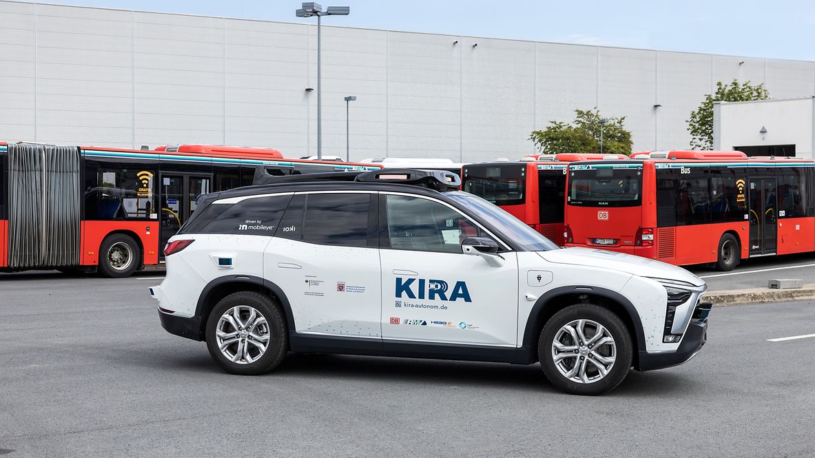 Autonomes Auto aus dem Pionierprojekt KIRA, im Hintegrund Busse